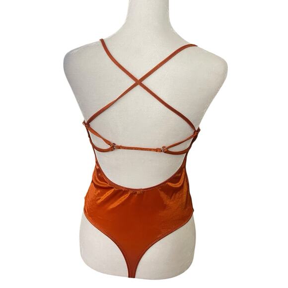 NWT Out From Under Womens Medium Bodysuit Thong Open Back Top Underwire Cups - Picture 9 of 11